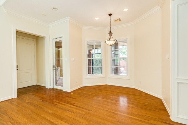 1 Heritage Oak Ct, Lake Jackson, TX 77566 - unfurnished dining area featuring light wood-style floors, crown molding, baseboards, and recessed lighting