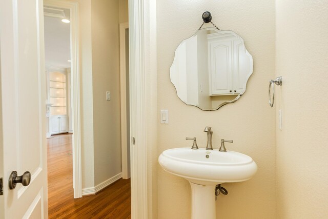 1 Heritage Oak Ct, Lake Jackson, TX 77566 - bathroom with wood finished floors and baseboards