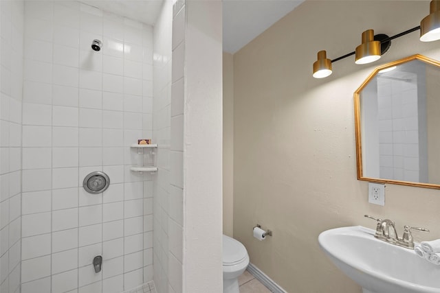 2401 Kingsdale Dr, Deer Park, TX 77536 - bathroom featuring a sink, a tile shower, and toilet