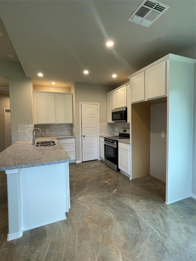 116 Indian Creek Cir, Willis, TX 77378 - kitchen with stainless steel appliances, a peninsula, a sink, white cabinetry, and tasteful backsplash