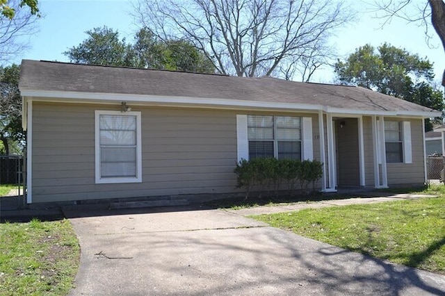 13907 Nitida St, Houston, TX 77045 - view of front of house with a front lawn
