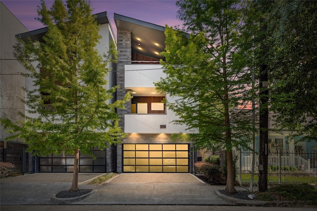 509 W Drew St, Houston, TX 77006 - modern home featuring driveway, a garage, and stucco siding