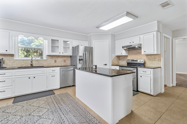 36 Jamaica Ln, Normangee, TX 77871 - kitchen with stainless steel appliances, under cabinet range hood, a sink, dark countertops, and crown molding