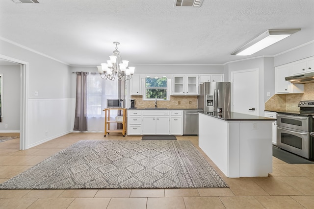 36 Jamaica Ln, Normangee, TX 77871 - kitchen featuring stainless steel appliances, dark countertops, under cabinet range hood, a chandelier, and a sink