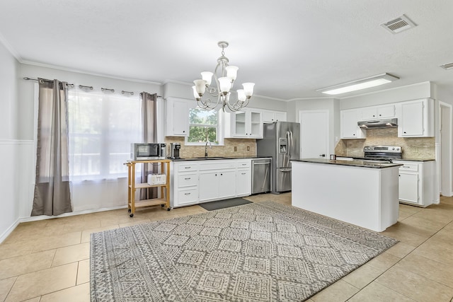 36 Jamaica Ln, Normangee, TX 77871 - kitchen featuring under cabinet range hood, stainless steel appliances, dark countertops, a sink, and a chandelier