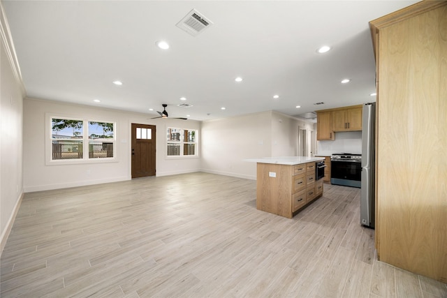 1041 Gardendale Dr, Houston, TX 77018 - kitchen featuring stainless steel appliances, baseboards, a kitchen island, a ceiling fan, and recessed lighting