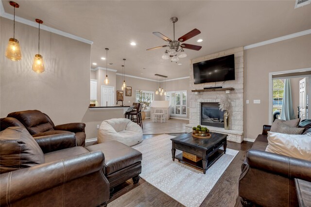 312 Fox Xing, Burnet, TX 78611 - living area featuring a ceiling fan, plenty of natural light, recessed lighting, baseboards, and crown molding
