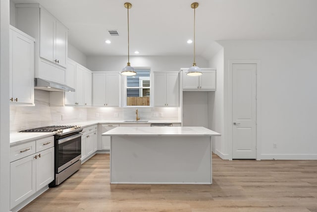 5238 Larkin St, Houston, TX 77007 - kitchen featuring gas stove, a sink, under cabinet range hood, decorative backsplash, and recessed lighting
