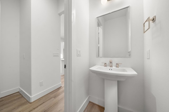 5238 Larkin St, Houston, TX 77007 - bathroom featuring wood finished floors, baseboards, and a sink