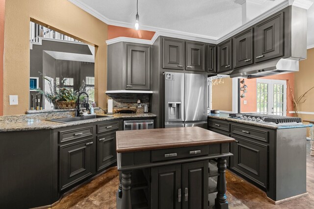2474 Ripplewood Ct, Conroe, TX 77384 - kitchen with appliances with stainless steel finishes, a sink, a center island, a peninsula, and plenty of natural light