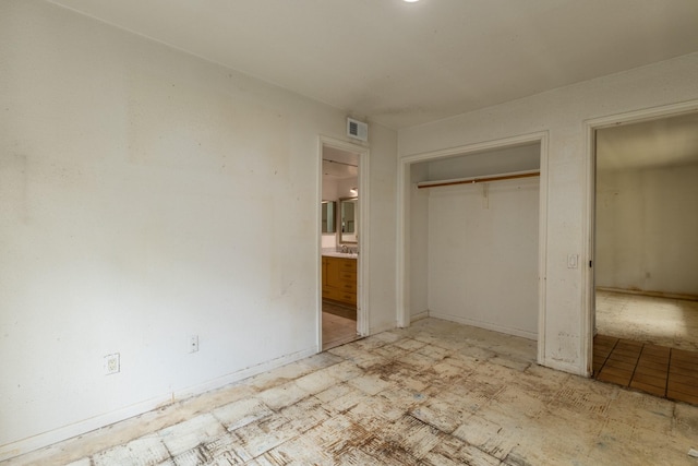 1860 White Oak Dr Unit 333, Houston, TX 77009 - unfurnished bedroom featuring a closet