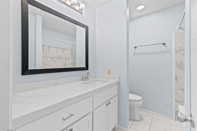 11818 Guadalupe River Dr, Houston, TX 77067 - full bathroom featuring a textured ceiling, a marble finish shower, toilet, vanity, and baseboards