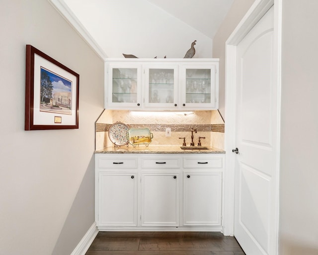 15726 Steamboat Ln, Houston, TX 77079 - indoor wet bar with backsplash, dark wood-type flooring, and lofted ceiling