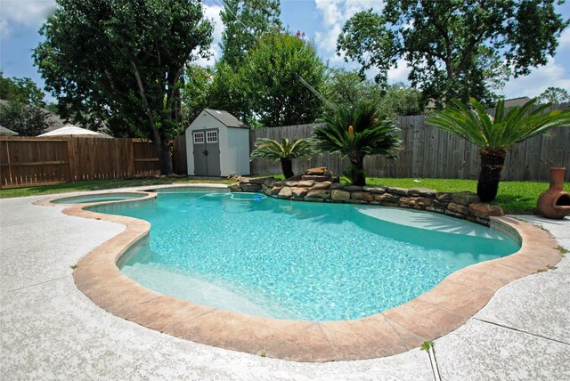 9723 Therrell Dr, Houston, TX 77064 - view of swimming pool featuring a fenced backyard and a pool with connected hot tub