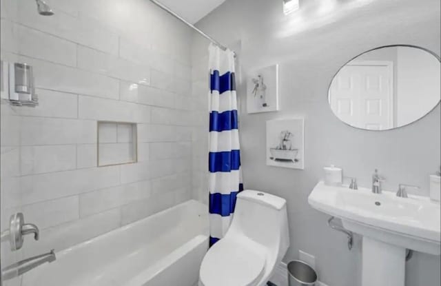 6617 Del Rio St Unit D, Houston, TX 77021 - bathroom with shower / bath combo with shower curtain and toilet