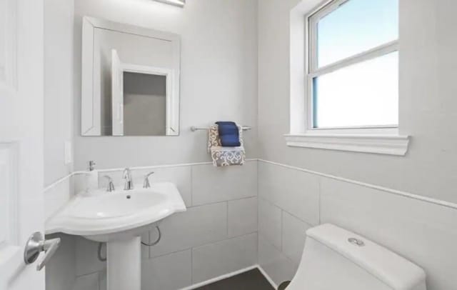 6617 Del Rio St Unit D, Houston, TX 77021 - half bath with healthy amount of natural light, tile walls, and toilet