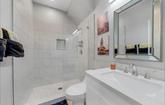 6617 Del Rio St Unit D, Houston, TX 77021 - full bathroom featuring tiled shower, toilet, and vanity