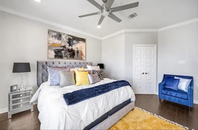 6617 Del Rio St Unit D, Houston, TX 77021 - bedroom featuring crown molding, wood finished floors, baseboards, a ceiling fan, and recessed lighting