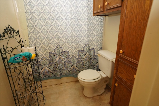 1501 N Park Side Dr, Deer Park, TX 77536 - full bathroom featuring toilet and a shower with shower curtain
