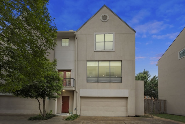 939 Colorado St Unit 22, Houston, TX 77007 - multi unit property with stucco siding, driveway, a balcony, and a garage
