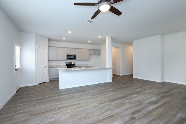26449 Lakeshore Dr, Hempstead, TX 77445 - kitchen featuring appliances with stainless steel finishes, a sink, recessed lighting, baseboards, and light wood finished floors