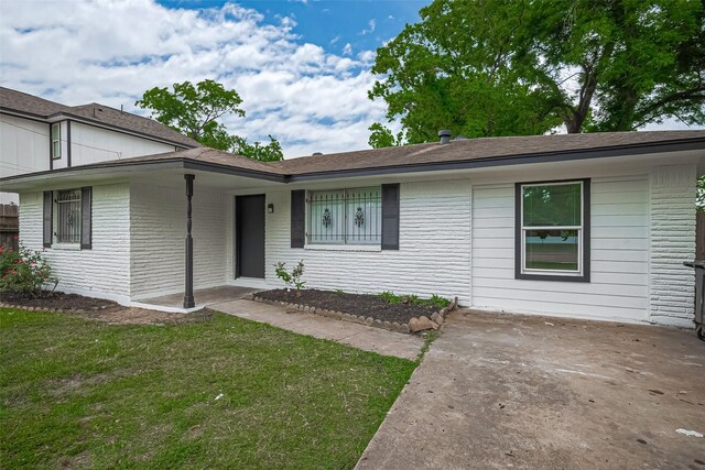 1029 Dolly Wright St, Houston, TX 77088 - ranch-style home with a front yard and brick siding