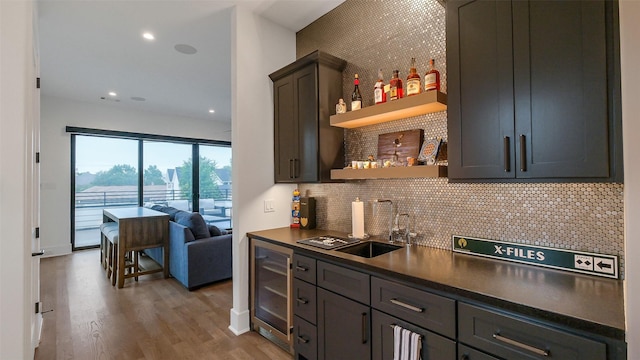1410 Indiana St, Houston, TX 77006 - indoor wet bar with wine cooler, wood finished floors, tasteful backsplash, baseboards, and recessed lighting