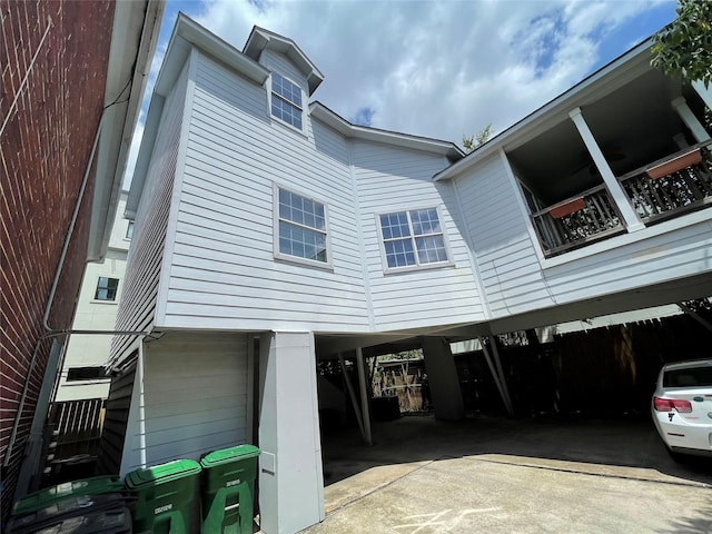 508 W Clay St, Houston, TX 77019 - view of side of home featuring a carport and driveway