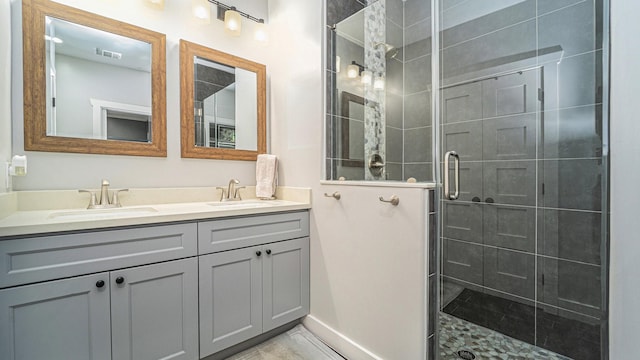 405 N Grace St N, Houston, TX 77003 - full bath featuring a shower stall and double vanity