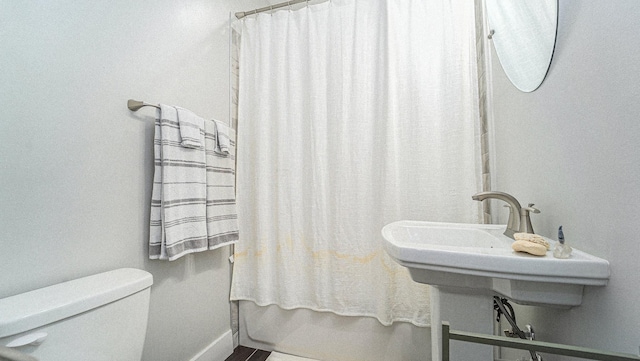 405 N Grace St N, Houston, TX 77003 - full bathroom with toilet, shower / bath combination with curtain, and baseboards