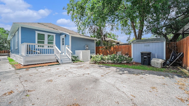405 N Grace St N, Houston, TX 77003 - view of front facade with a fenced backyard, a patio, and roof with shingles