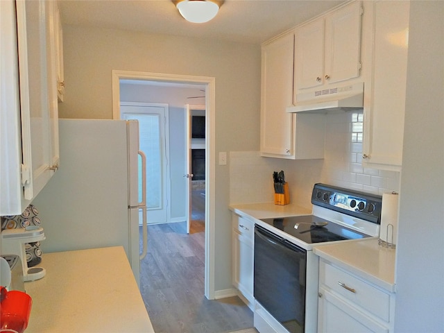 800 Country Place Dr Unit 909, Houston, TX 77079 - kitchen with electric range oven, under cabinet range hood, light countertops, and backsplash