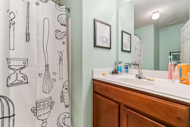 12218 Estelle Ln, Pinehurst, TX 77362 - bathroom featuring a tile shower and vanity