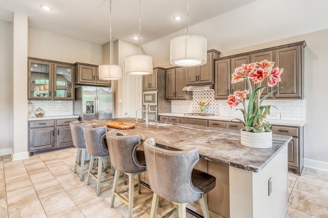 1010 Zoyas Creek Trl, Katy, TX 77494 - kitchen featuring appliances with stainless steel finishes, backsplash, a kitchen bar, a center island with sink, and recessed lighting