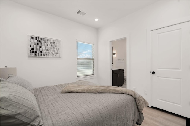 2520 Live Oak St, Houston, TX 77004 - bedroom with light wood-style floors, recessed lighting, and ensuite bath