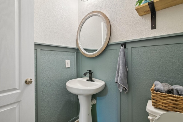 15603 Clearwater Bend Dr, Houston, TX 77044 - half bath featuring a textured wall and toilet