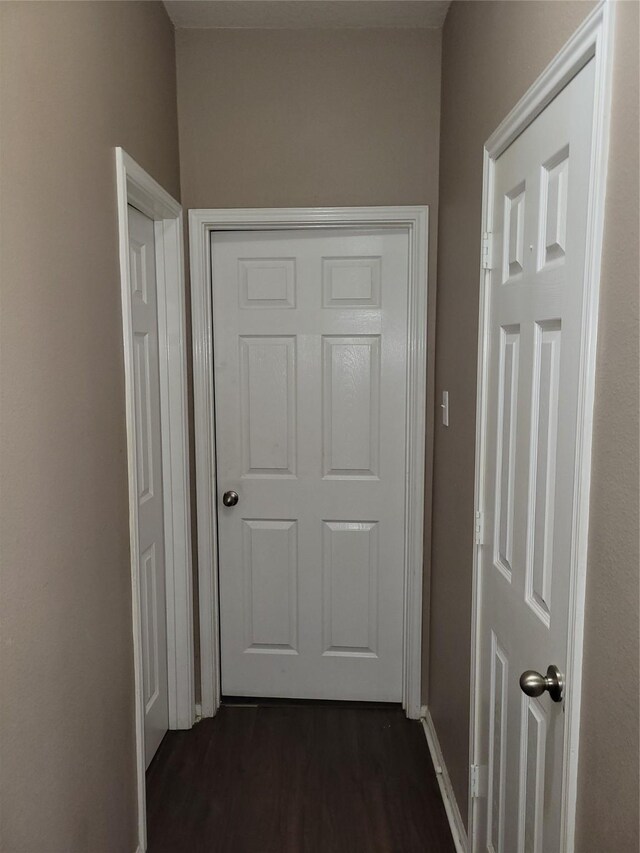 5647 Horseshoe Fls, Missouri City, TX 77459 - corridor with dark wood-style floors