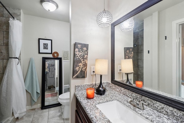 10711 Kirkside Dr, Houston, TX 77096 - full bath with toilet, vanity, a chandelier, a shower with shower curtain, and baseboards