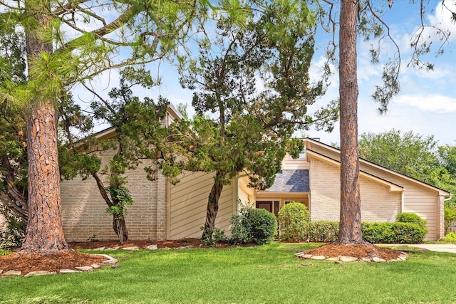 2719 Williams Grant St, Sugar Land, TX 77479 - view of side of property with a lawn