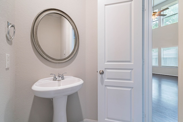 16659 Bluefin St, Crosby, TX 77532 - bathroom with a textured wall