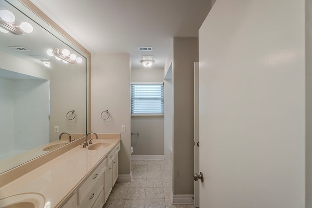 5206 Graystone Ln, Houston, TX 77069 - full bathroom with double vanity, toilet, and baseboards