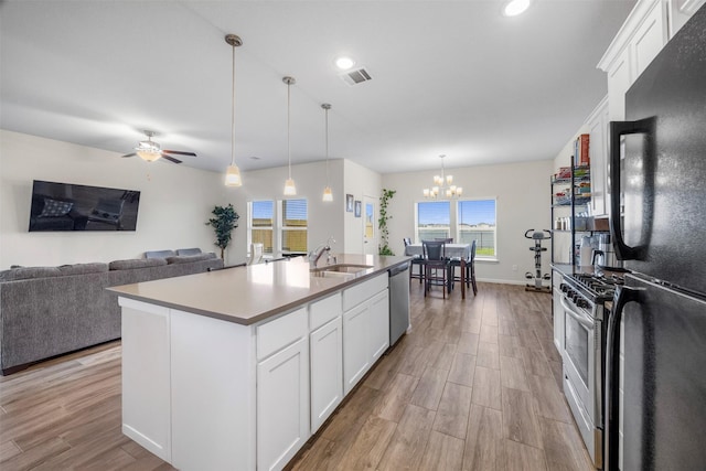 6846 Termino Ln, Rosharon, TX 77583 - kitchen featuring appliances with stainless steel finishes, light wood finished floors, a sink, ceiling fan, and recessed lighting