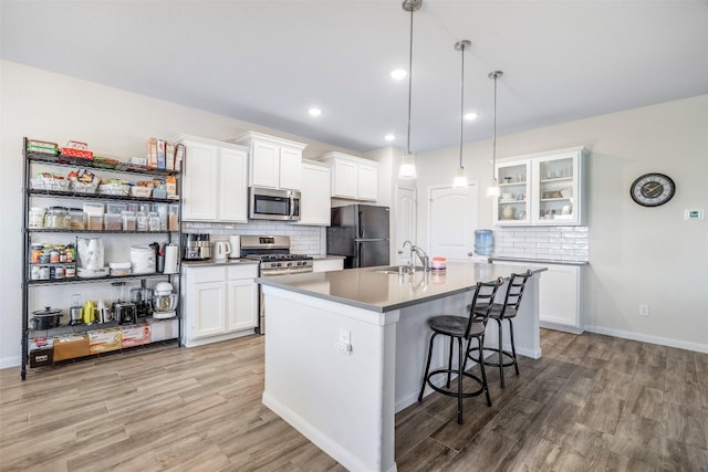 6846 Termino Ln, Rosharon, TX 77583 - kitchen with appliances with stainless steel finishes, a sink, light wood-type flooring, decorative backsplash, and recessed lighting
