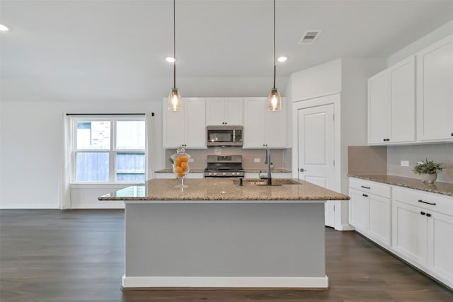 12307 Sabine Point Dr, Humble, TX 77346 - kitchen featuring stainless steel appliances, a sink, dark wood finished floors, backsplash, and recessed lighting