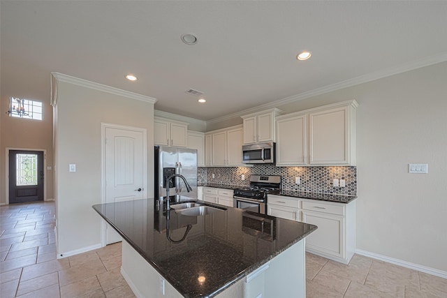 20619 Cactus Lake Ln, Richmond, TX 77407 - kitchen featuring appliances with stainless steel finishes, a sink, a kitchen island with sink, decorative backsplash, and crown molding