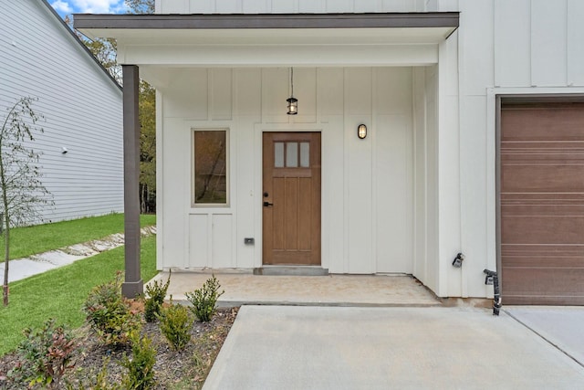 1009 Spokane River Rd, Conroe, TX 77316 - entrance to property with board and batten siding