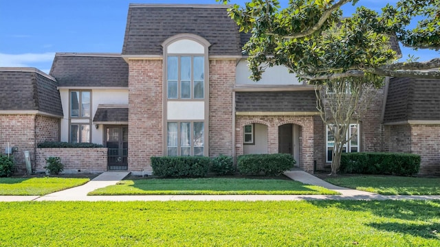 2814 Cambridge Ln, Missouri City, TX 77459 - view of front facade with a front yard, roof with shingles, and brick siding