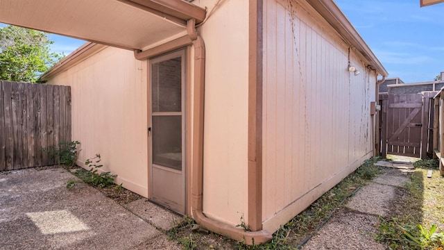 2814 Cambridge Ln, Missouri City, TX 77459 - view of property exterior with a gate
