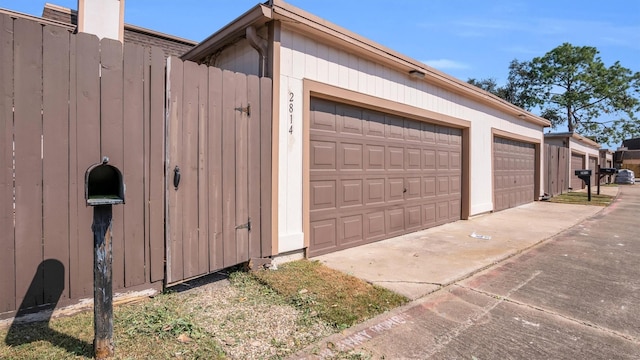 2814 Cambridge Ln, Missouri City, TX 77459 - view of detached garage