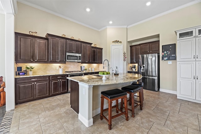 15702 Belmar Heights Dr, Cypress, TX 77429 - kitchen featuring stainless steel appliances, a sink, crown molding, backsplash, and a breakfast bar